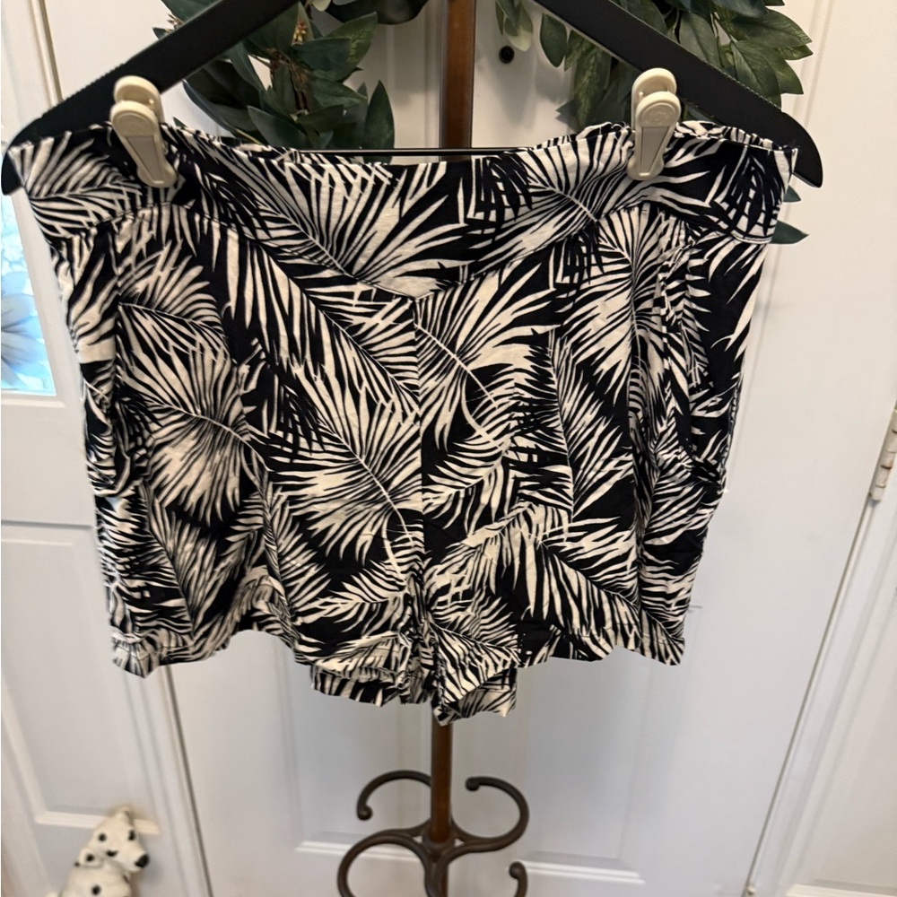H&M Black & White Boho Tropical Palm Leaf Print Lightweight Shorts 10